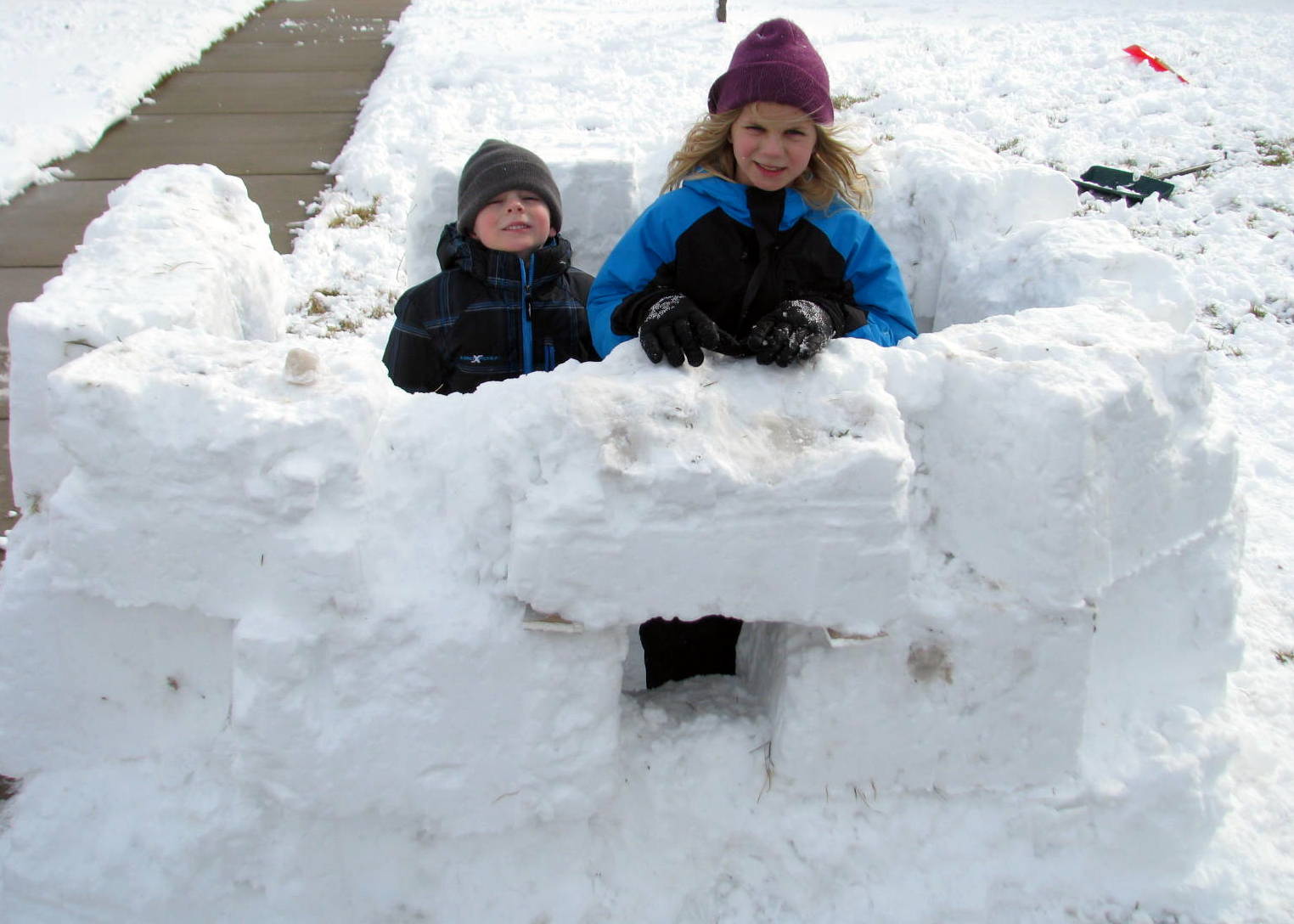 Крепость из снега для детей